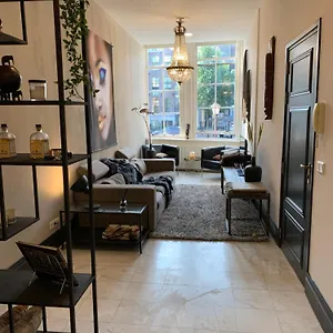 https://unique-royal-basement-residence.amsterdamhotelsnl.com